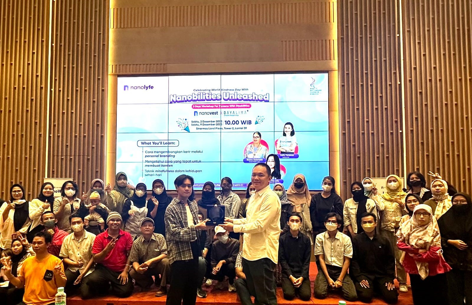 Dirut PT Tumbuh Bersama Nano (Nanovest) Billy Surya Jaya memberikan penghargaan bagi pemenang pada Nanobilities Unleashed. DOK Nanovest